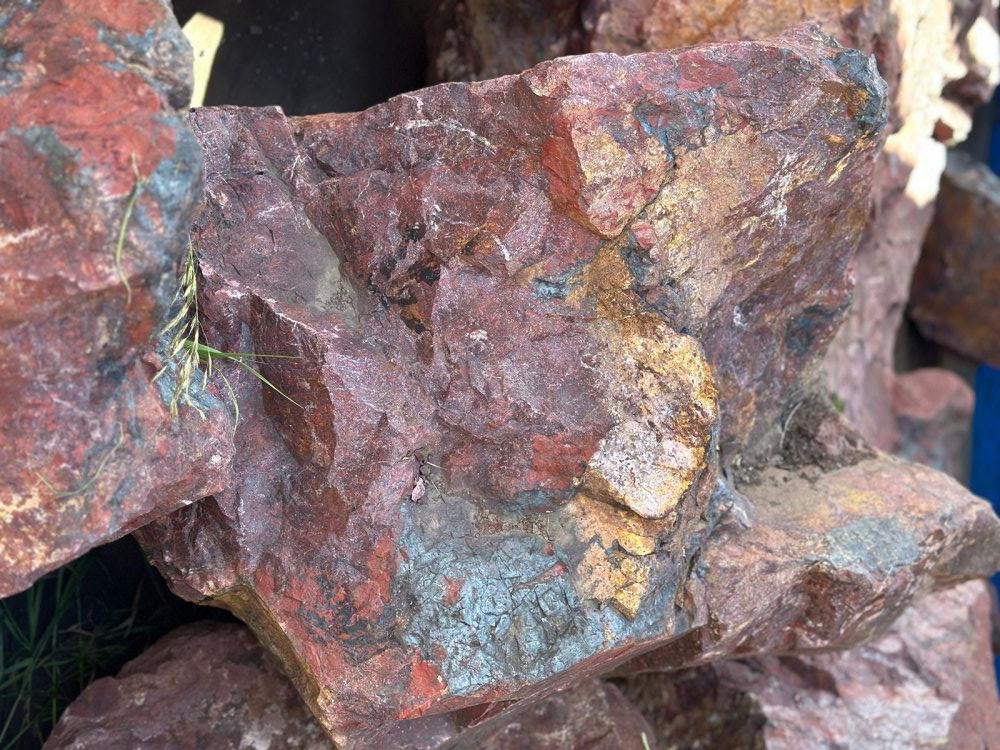 Камни для ландшафтного дизайна красно-фиолетовые 10-60 килограмм купить в Республике Алтай