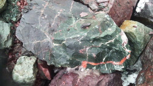 Гигантские зелёные валуны для ландшафтного дизайна весом более 5 тонн купить в Республике Алтай