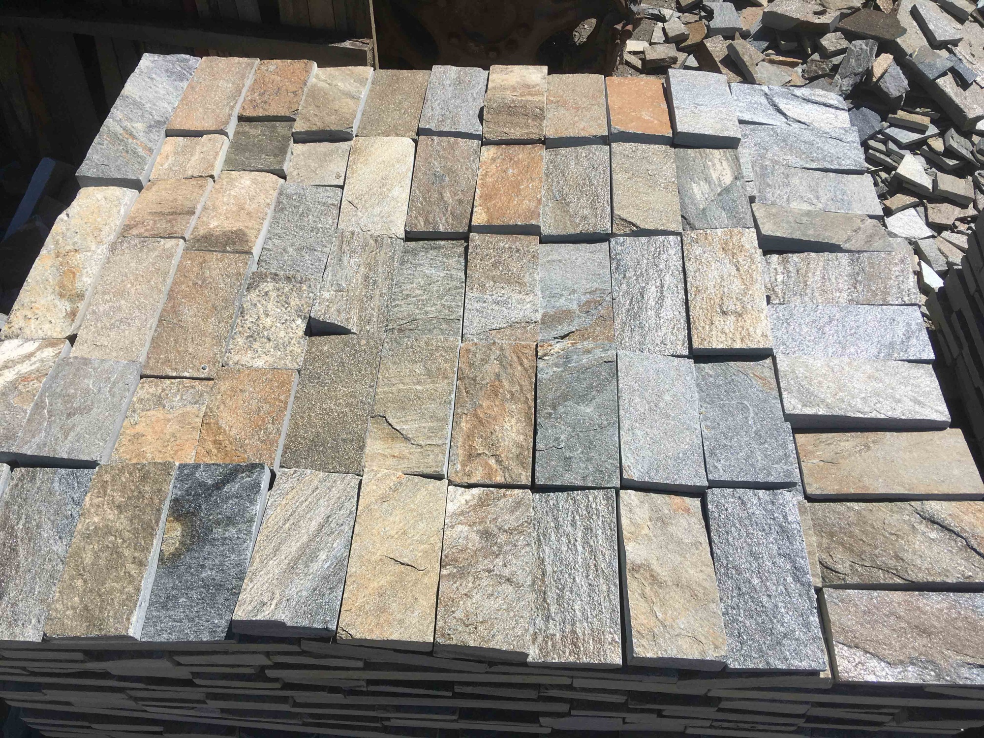 Плитка пилёная златолит Уральский для фасада купить в Республике Алтай