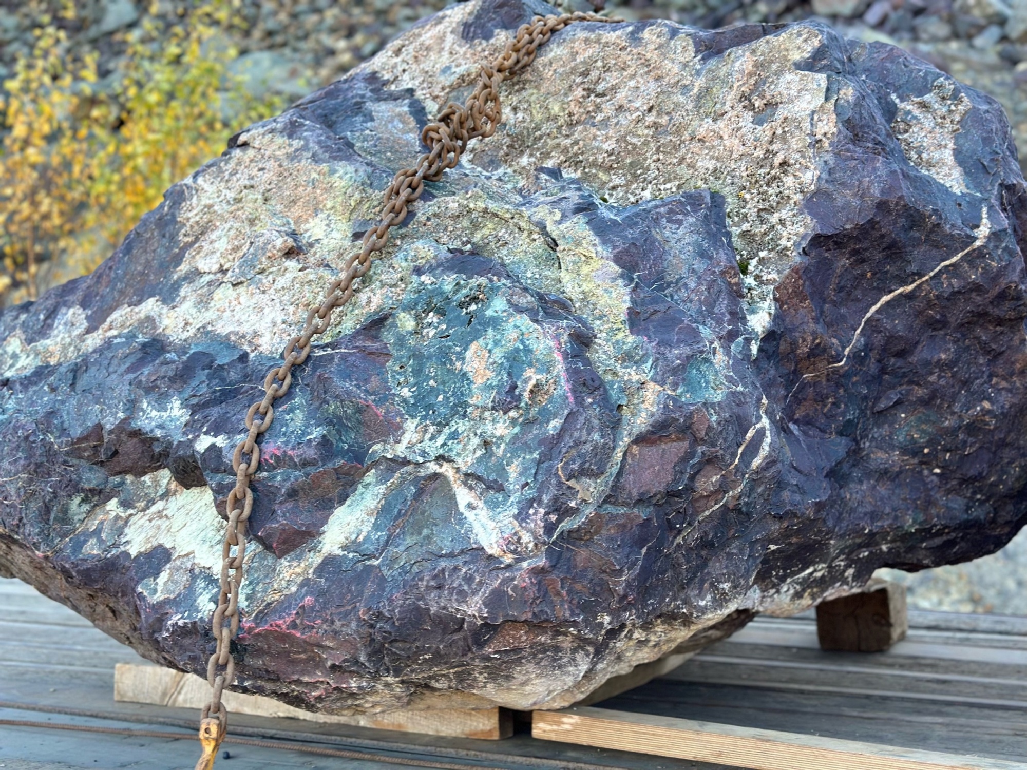 Огромные красно-фиолетовые валуны для ландшафтного дизайна весом более 5 тонн купить в Республике Алтай