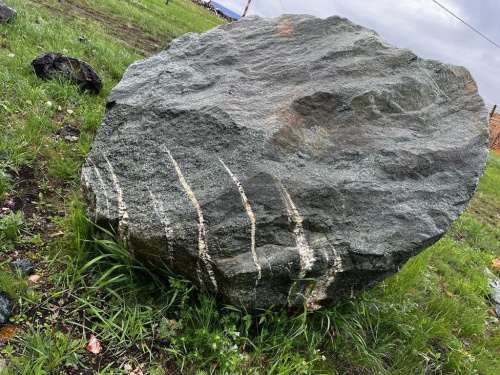 Гигантские зелёные валуны для ландшафтного дизайна весом более 5 тонн купить в Республике Алтай