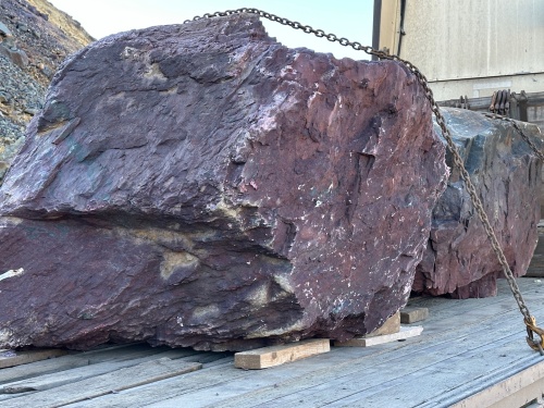Огромные красно-фиолетовые валуны для ландшафтного дизайна весом более 5 тонн купить в Республике Алтай