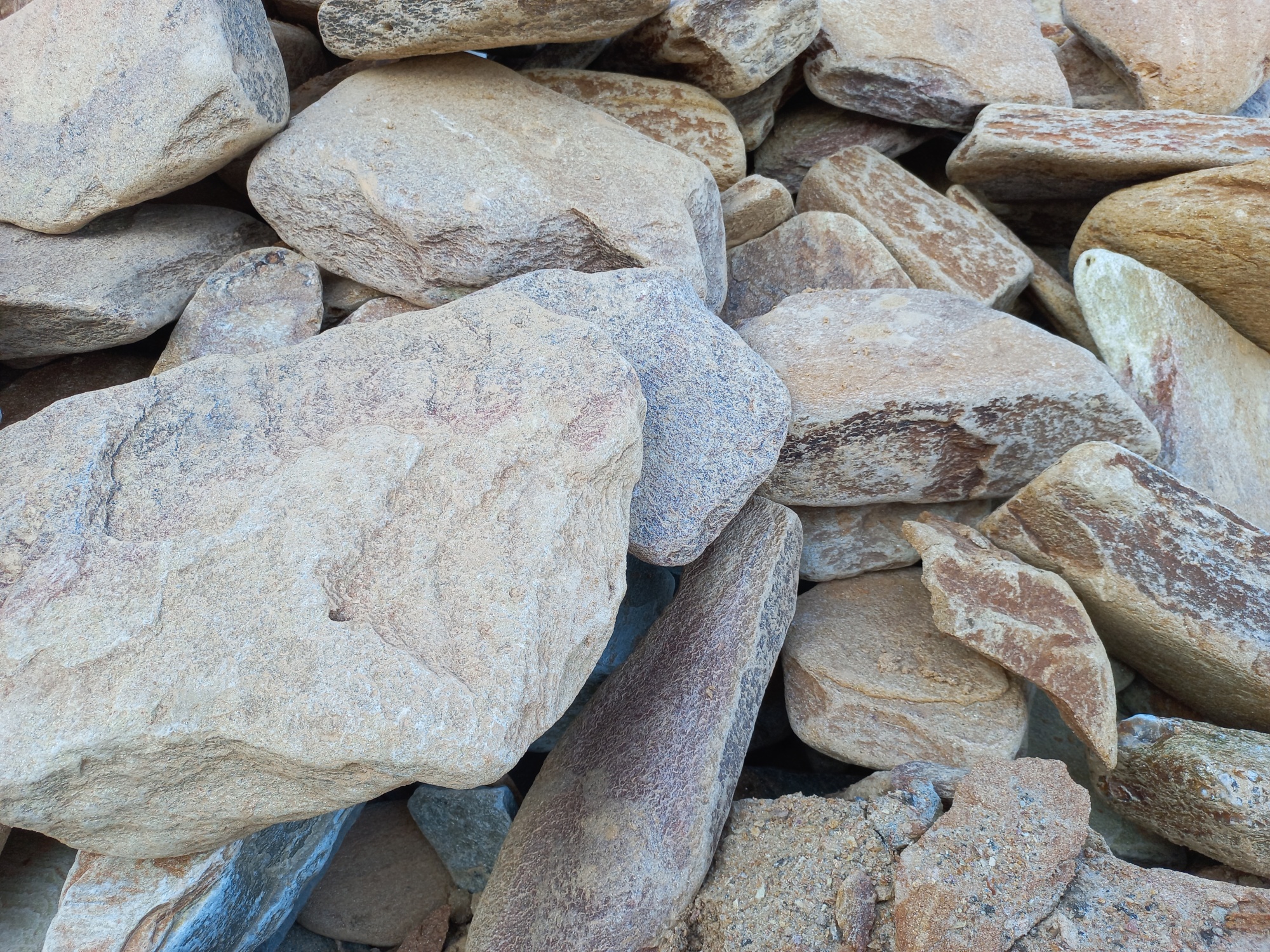 Златолит жёлтый, жёлто-зелёный глыбки и валуны для ланшафтного дизайна купить в Республике Алтай