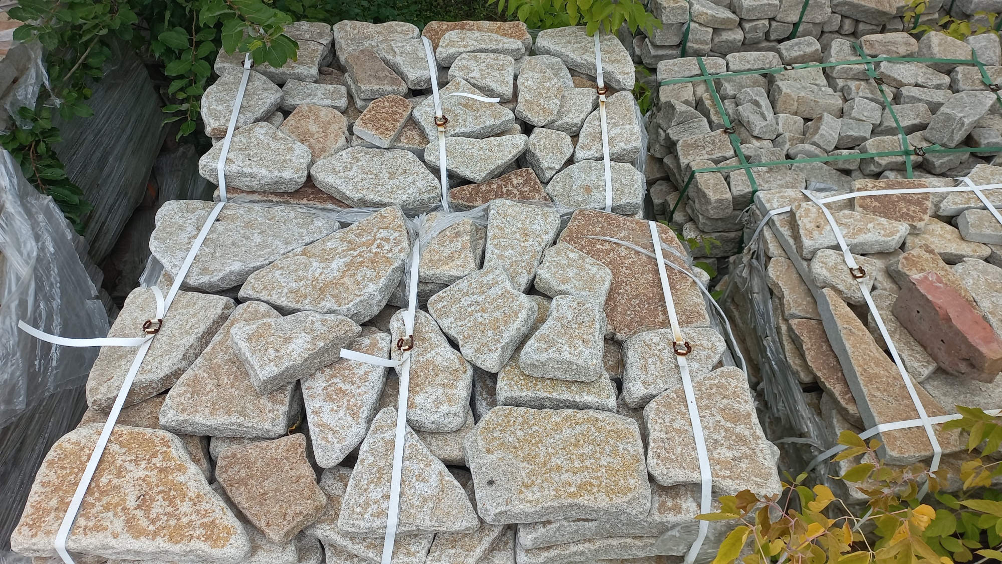 Гранитный плитняк галтованный для мощения купить в Республике Алтай