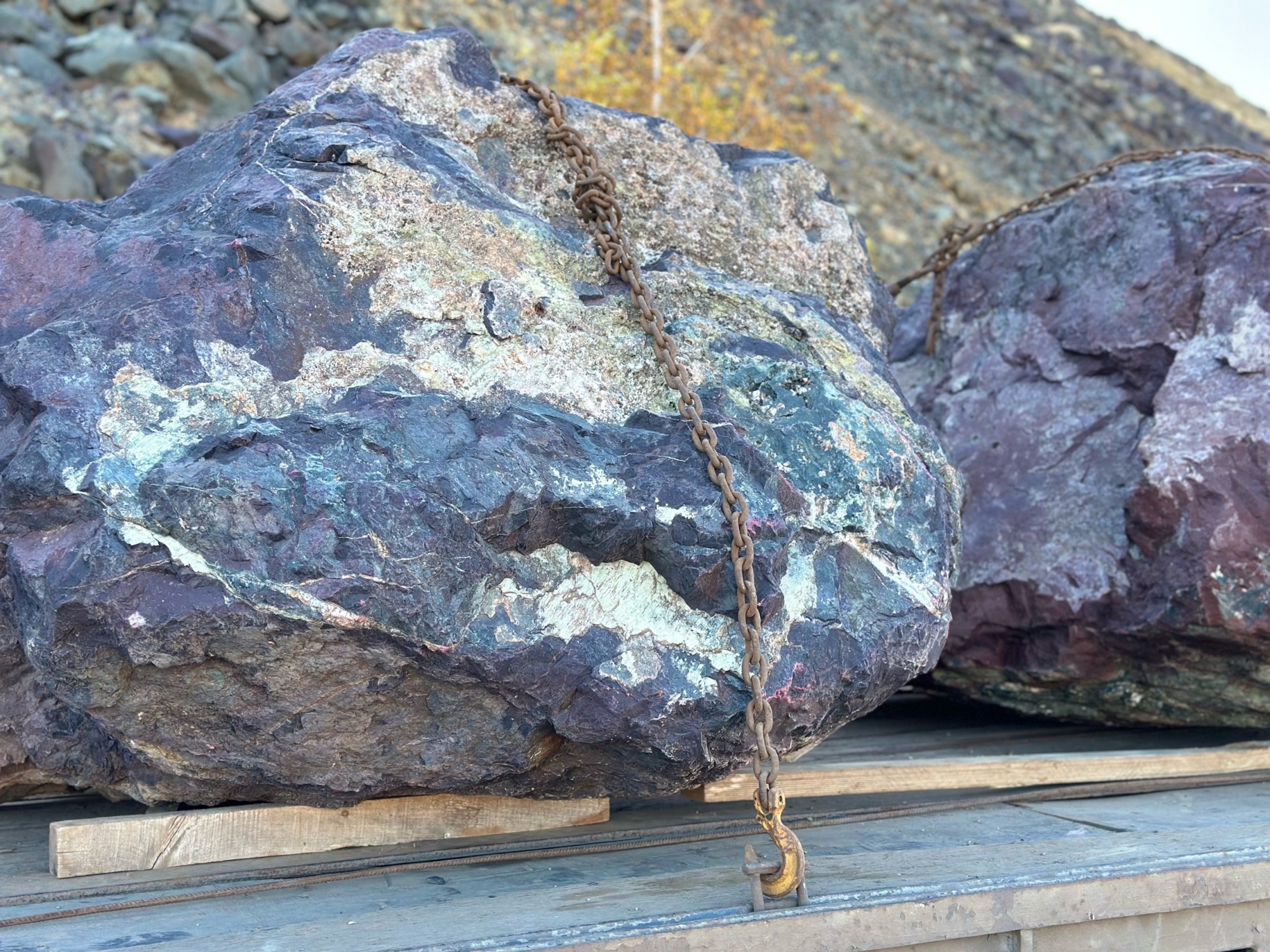 Огромные красно-фиолетовые валуны для ландшафтного дизайна весом более 5 тонн купить в Республике Алтай